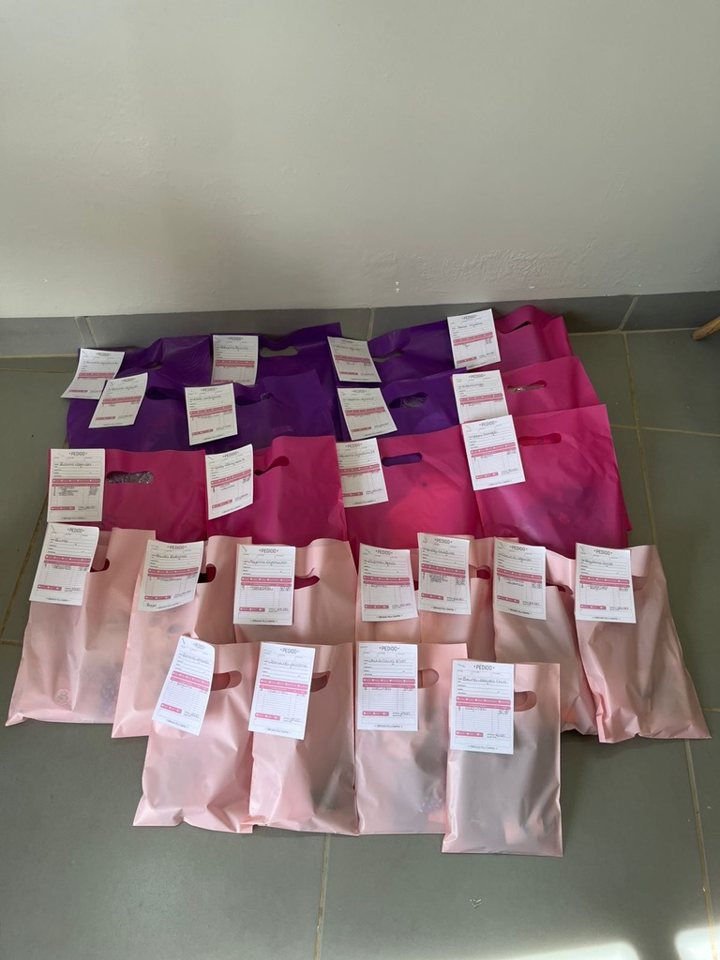 Foto de dezenas de sacolas de pedidos separadas para entrega